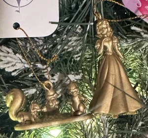 2ct 2025 Oro Blancanieves y Animales del Bosque LE Adornos de Navidad, Nuevo con Etiqueta - Imagen 1 de 1