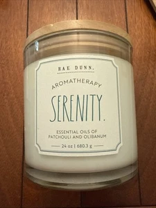 Rae Dunn Candle SERENITY Aromatherapie 24oz Öle von Patchouli & Olibanum Duft - Bild 1 von 4