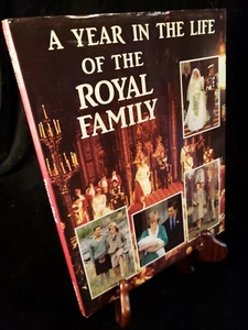 A Year In the Life of the Royal Family by Hall, Trevor Book crescent books - Bild 1 von 12