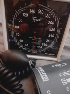 WELCH ALLYN WALL MOUNT BLOOD PRESSURE MANUAL MEASURING UNIT - Picture 1 of 3