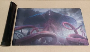 Alfombra de juego Magic the Gathering con protectores monstruos tubo triple ovalado prisma negro - Imagen 1 de 4