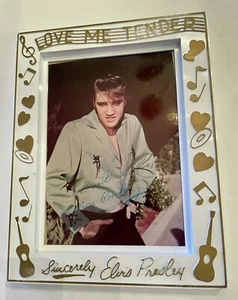 Marco de plástico 1956 Elvis "Love Me Tender" con foto de 5x7 (chaqueta verde buscando - Imagen 1 de 6