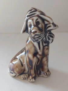 Estatuilla victoriana de perro con esmalte de melaza en sombrero Staffordshire 3,75" - Imagen 1 de 10