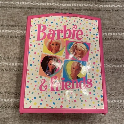 Barbie & Friends Años 90 Almacenamiento Armario Estuche de Transporte Rosa y Blanco con Soportes Usado Foto 1 de 4