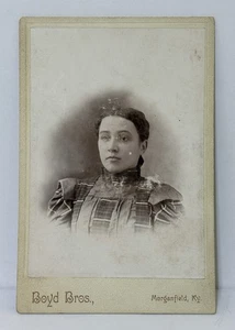 Antica foto cartolina armadio 1890 di GIOVANE DONNA - Morganfield Kentucky - Foto 1 di 2