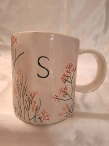 ANTHROPOLOGIE DAGNY Tazza "S" Iniziale Monogramma Fiori Selvatici 15 OZ Ceramica - Foto 1 di 10