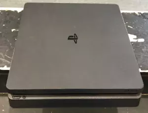 Sony PlayStation 4 Slim 1TB Console - Jet Black - Foto 1 di 9