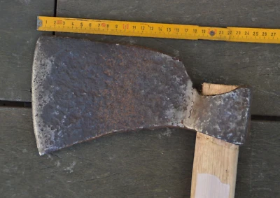 Ancienne Hache d'abattage forgée à la main. - Photo 1/4