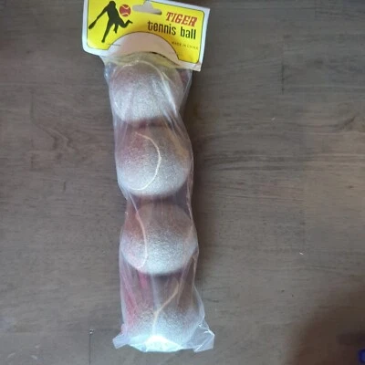 Pacote com 4 bolas de tênis pré-cortadas para caminhantes.  - Imagem 1 de 3