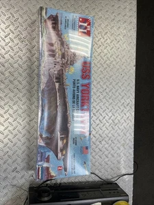 USS Yorktown Navy Aircraft Carrier WW2 nave model kit sigillato #70826 1:25 BSMT - Foto 1 di 7