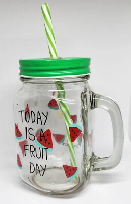 Tarros de albañil batido con asa y pajita de plástico reutilizable.  Foto 1 de 4