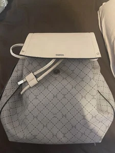 Carpisa Beige con Diseño Mochila Largo Cordón y Cierre Botón Magnético - Imagen 1 de 6