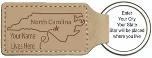 Personalisierter Schlüsselanhänger Gravur I Live Here North Carolina Kunstleder Keychain - Bild 1 von 2
