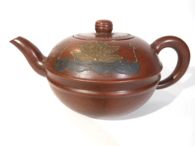 Tetera Yixing Zisha China Vintage Arcilla Roja Hecha a Mano Flor de Loto Foto 1 de 4