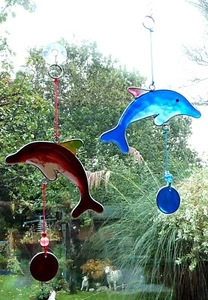 DOLPHINS SUN CATCHER * STAINED GLASS EFFECT * 10 cm with hook - Picture 1 of 5