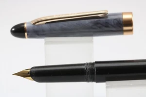 Vintage Marksman Lacquered Black & White Marble Fine Fountain Pen - Foto 1 di 4