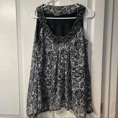 Camiseta sin mangas Signature by Larry Levine negra floral con cuello redondo. Talla mediana Foto 1 de 4