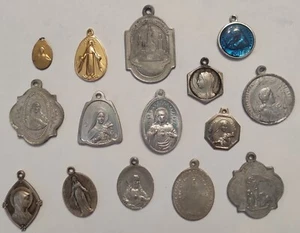 Lot de 15 petites médailles religieuses anciennes / vintages (B) - Imagen 1 de 10