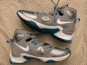 Nike LeBron 13 Hologram Basketball Shoes Sz 9.5 - Signed by Roy Williams, UNC - Picture 1 of 7