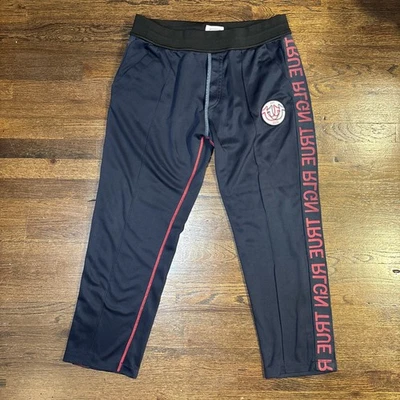 Calça de moletom True Religion fita lateral adulto GG azul marinho/vermelho conforto masculina - Imagem 1 de 4