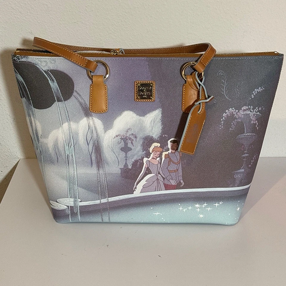 Bolso de Mano Dooney & Bourke Cenicienta 75 Aniversario Parques Disney 2025 NUEVO Foto 1 de 2