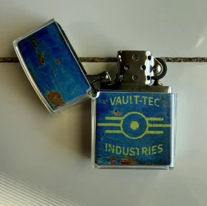 FALLOUT VAULT-TEC FLIP FEUERZEUG (Vault-Tec blau) in Blechhülle & Feuerzeugschutz - Bild 1 von 23