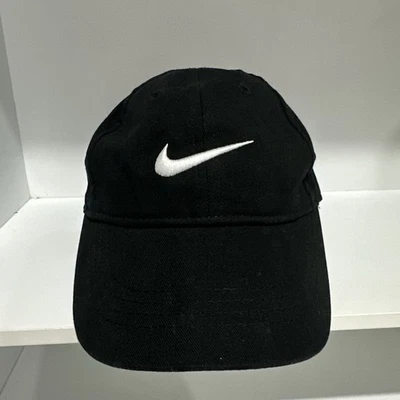 Gorra Nike para niños pequeños negra blanca Swoosh usada excelente envío rápido Foto 1 de 4