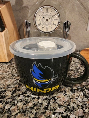 Ninja Zak! Taza de sopa de cerámica con mango y tapa ninja Holds negra Foto 1 de 4