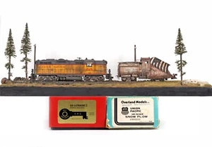 QUITANIEVES POR TIERRA DIORAMA SCRAPYARD HO H0 KEY UP EMD GP9 FASE 2 #900005 C/P - Imagen 1 de 10