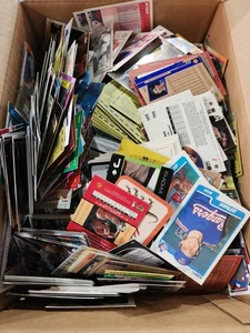 Sportkarten Bulk 14 x 10 x 4 Box gefüllt mit Karten, Baseball, Basketball, Football - Bild 1 von 2