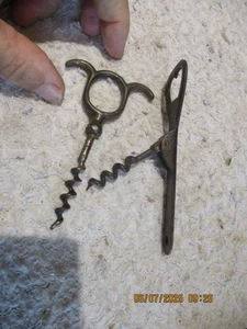 2) Ancien Tire Bouchon Acier pliant Décapsuleur Apértif Suze Et Vrille 3 Doigts - Foto 1 di 3