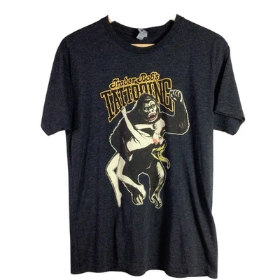 Camisa Trader Bob’s Tatuaje Tatuaje St. Louis MO Gris Mediana Foto 1 de 4