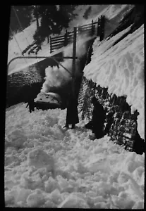 Magic Lantern Slide LOCO PEGADO EN LA NIEVE C1920 FOTO SUIZA? FERROCARRIL - Imagen 1 de 2