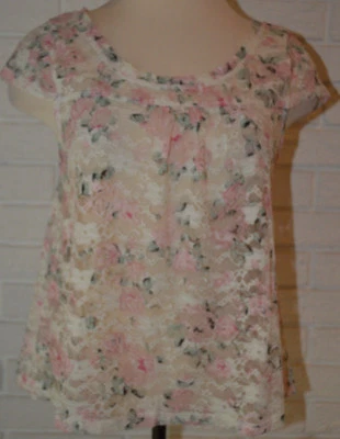 女式 Almost Famous 象牙色粉色花卉蕾丝透明短袖上衣 M、L、XL — 第 1/3 张图片