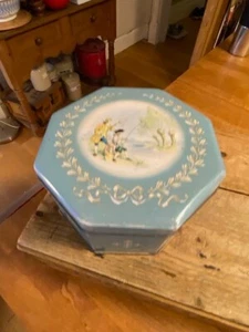 Vintage Macfarlane & Lang Octagonal Blue Biscuit Tin – Fishing Scene – Great! – - Afbeelding 1 van 6