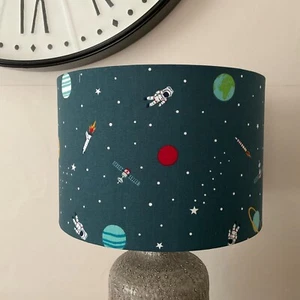 Nueva pantalla hecha a mano en Reino Unido - tela espacial Sophie Allport - Imagen 1 de 2