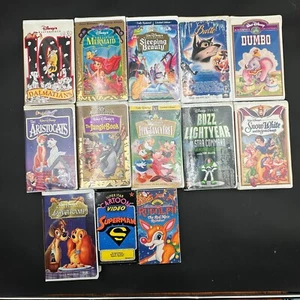 Vintage 13 Disney Pixar Mixed VHS Movies Masterpieces Video Tapes Cartoons - Foto 1 di 2
