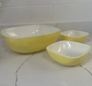 VTG 1949-53 Pyrex Yellow Hostess Set Lg 525B 2.5 Qt Bowl w/ 2 Small 407 7oz Bowl - Picture 1 of 14