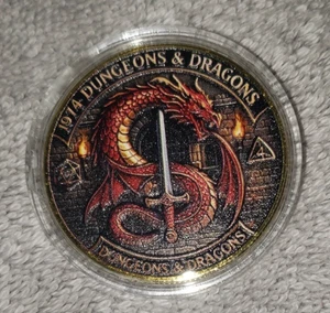 Dungeons & Dragons 50° anniversario moneta GolTone D&D AD&D Gary Gygax TSR - Foto 1 di 2