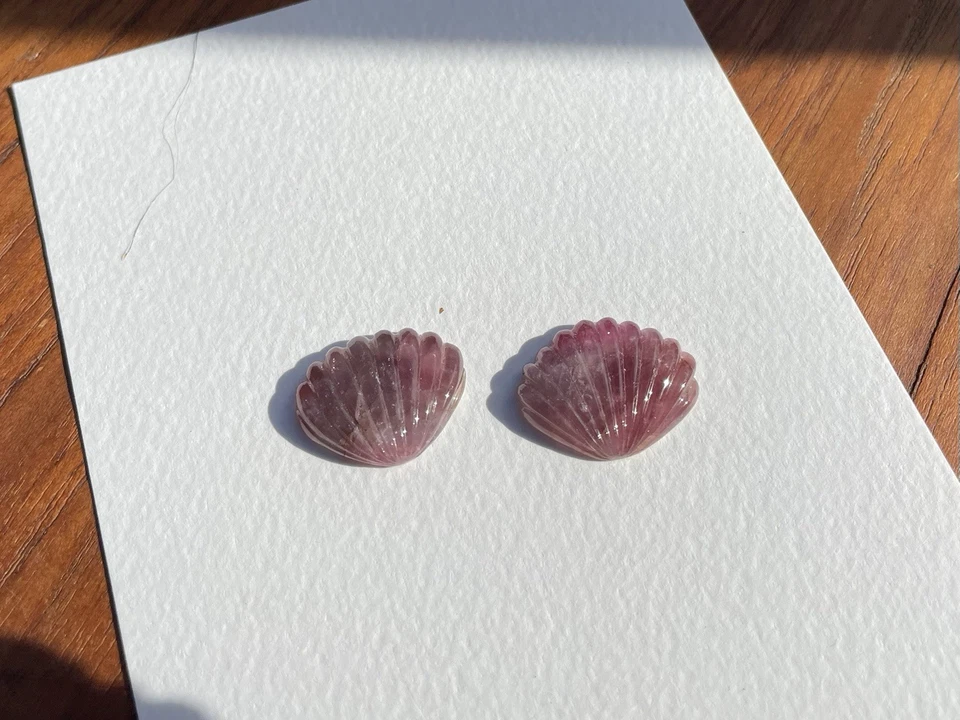 Carcasas de turmalina talladas rosa/malva, par de 35,85 quilates de peso total Foto 1 de 4