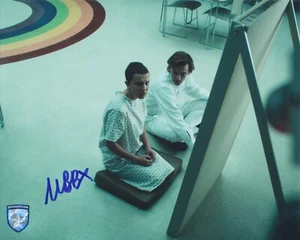 Millie Bobby Brown signiert Stranger Things 8x10 Autogramm OPX 109369 - Bild 1 von 3