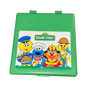 Colorforms Sesamstraße Kinderfernseher Werkstatt grün Koffer GUC - Bild 1 von 3