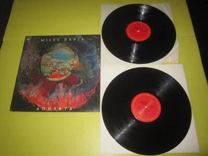 MILES DAVIS - AGHARTA 2XLP- COLUMBIA PG 33967 EX++/NM GF. 1ST. 1976 US - Foto 1 di 3