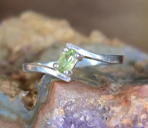 VTG NV 925 Sterling Silver Baguette Cut Peridot Solitaire Ring Size 7 Minimalist - Picture 1 of 9