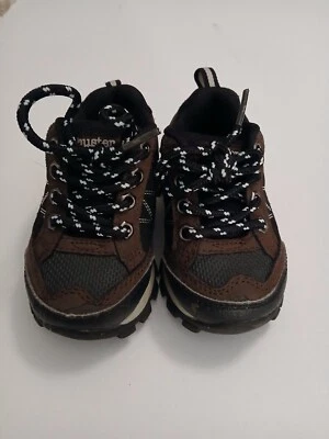 Zapatos Buster marrón Ethan para niños pequeños. Botín.  Marrón/Negro.  Talla 6. Foto 1 de 4