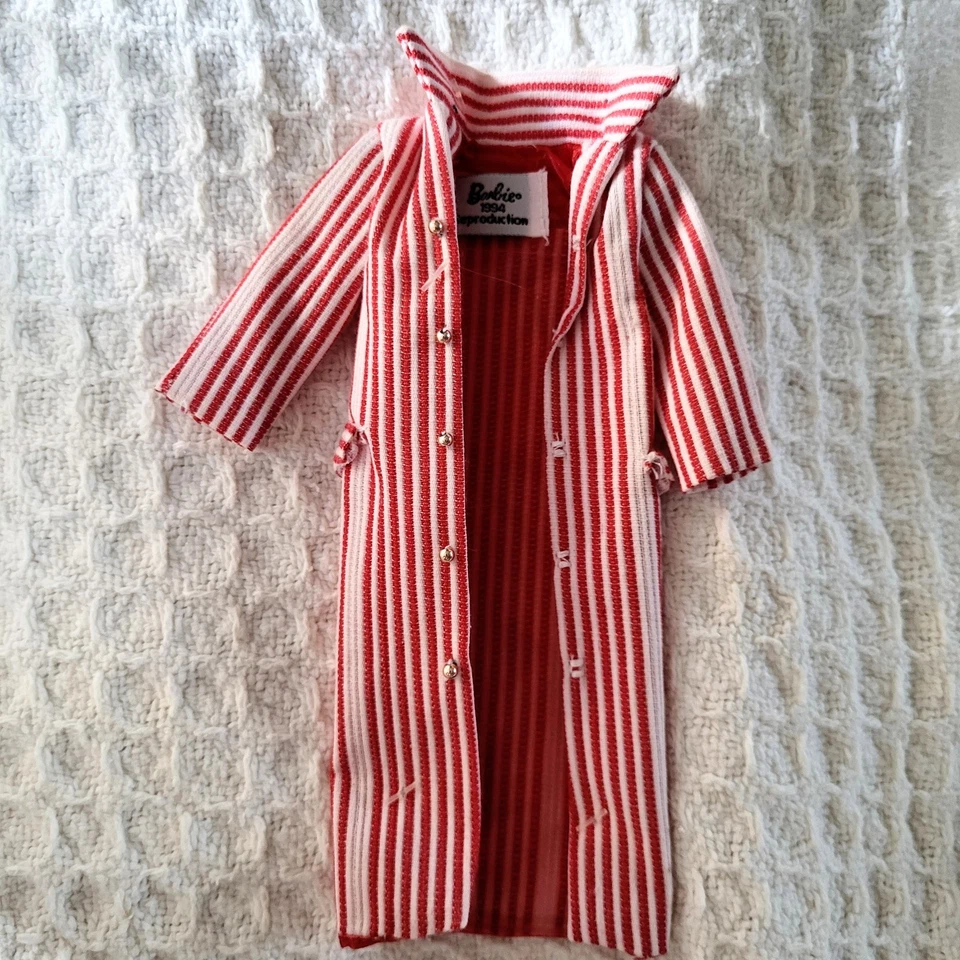 NUEVO Conjunto de Regalo Barbie 35 Aniversario Reproducción Abrigo Vacacional Romano Vintage  Foto 1 de 1