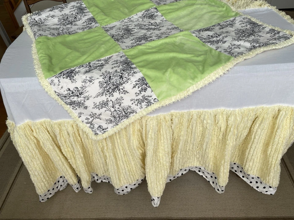 Falda de chenilla para cuna con volantes a lunares blancos y negros y manta de retazos a juego Foto 1 de 4