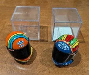 Jeff Gordon - Set mit zwei Minihelmen von Simpson - Maßstab 1:4 mit Vitrine  - Bild 1 von 9