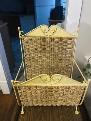 Estante de revista vintage de hierro forjado y ratán tejido cesta de piso soporte de metal  Foto 1 de 4