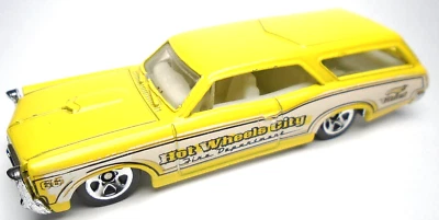 Hot Wheels Custom '66 GTO 2010 vagón departamento de bomberos amarillo y blanco coche de 3 1/4" con perro Foto 1 de 4